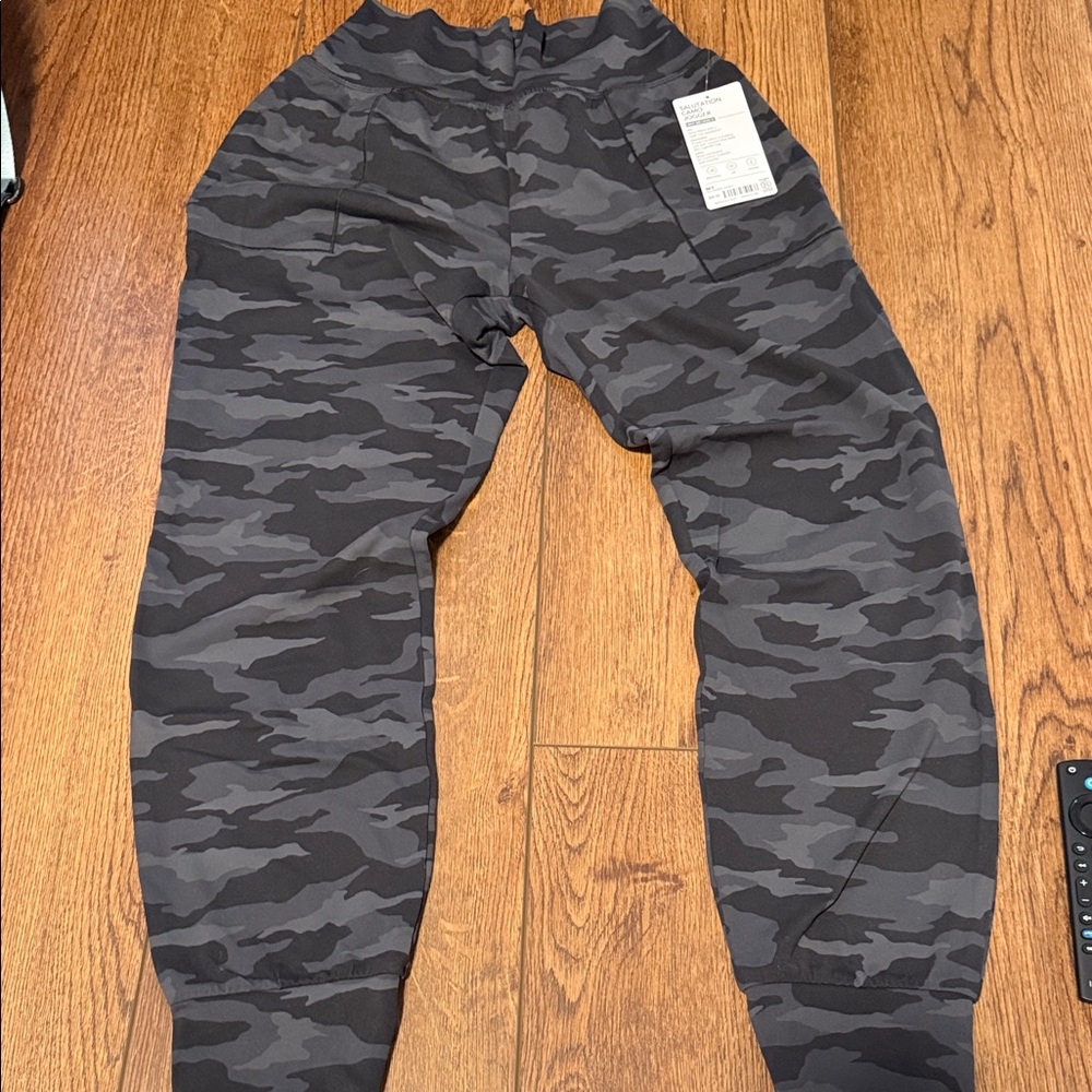 Athleta NWT Salutation Camo Jogger size MT